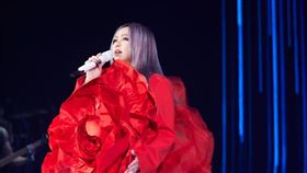 張惠妹在演唱會上追憶徐熙媛。（圖／聲動娛樂提供）