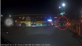 3母女險過施工區！路過司機霸氣廣播「上車免錢」 網淚：沒穿披風的英雄