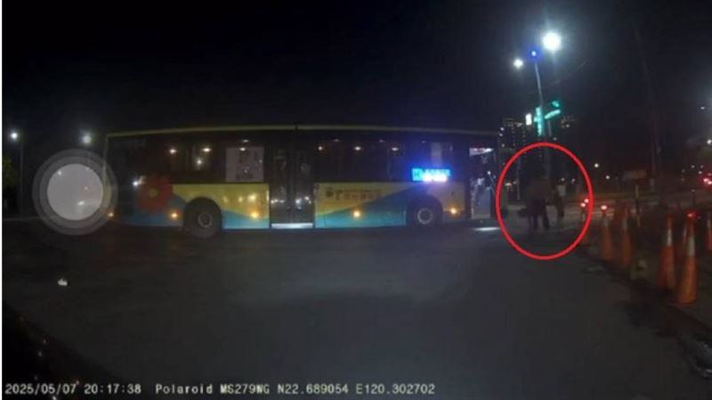 3母女險過施工區！路過司機一句惹全網哭