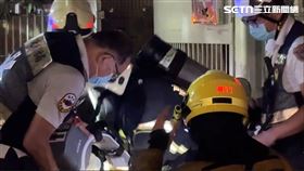 父子受困起火民宅，送醫搶救宣告不治。（圖／翻攝畫面）