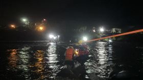 花蓮縣豐濱鄉八里灣溪，因溪水暴漲23名登山客受困。（圖／翻攝畫面）