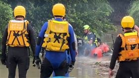 台中,沙洲,溪水,鋒面,豪雨,大雨,大肚區,釣魚,外籍人士,印尼籍▲圖片描述。（圖／翻攝畫面）