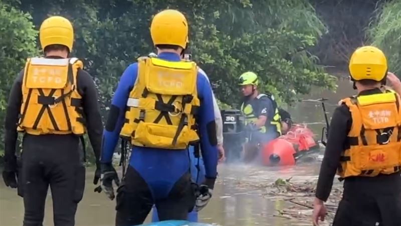 警消耗時約1個多小時,將受困沙洲的13名外籍人士全數救回。(圖/翻攝畫面)