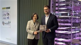 蔡英文參訪立陶宛垂直農場 與經濟與創新部長薩維茨卡斯合影蔡英文（左）在立陶宛經濟與創新部長薩維茨卡斯（右）陪同下，參觀由台灣與立陶宛合作成立的新創農業科技公司Leafood。會後蔡英文送上小禮物，並邀請他再訪台灣。中央社記者游堯茹維爾紐斯攝 114年5月11日