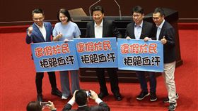 傅(山昆)萁舉看板籲還假於民立法院會9日經表決，三讀通過紀念日及節日實施條例，將增加4+1天國定假日。圖為國民黨立法院黨團總召傅(山昆)萁（中）與黨籍立委洪孟楷（左）、王鴻薇（左2）、羅智強（右）、林思銘（右2）在議場內舉「還假於民、拒絕血汗」看板合影。中央社記者吳家昇攝  114年5月9日