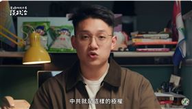 民進黨YouTube頻道推出最新網路節目《爸媽叫我不要談政治》，由黨內年輕幕僚艾立擔任主持人。(圖/翻攝自YT）