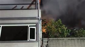 猛烈火舌直竄天際，讓附近住戶全嚇傻。（圖／翻攝畫面）