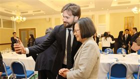 立陶宛國會友台小組主席巴洛諾瓦邀請前總統蔡英文自拍留念（圖／蔡英文辦公室提供）