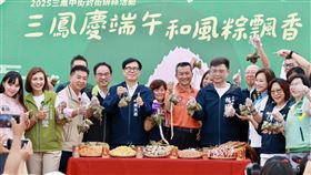 三鳳中街封街綁粽  陳其邁到場同樂端午節5月底即將到來，高雄2025三鳳中街封街綁粽活動10日熱鬧登場，高雄市長陳其邁（左5）及多名立委民代到場共襄盛舉，與民同樂。（高雄市政府提供）中央社記者林巧璉傳真  114年5月10日