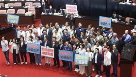 國民黨團呼口號籲「還假於民」立法院會9日三讀通過紀念日及節日實施條例，勞動節改為全國放假，國定假日新增小年夜、9月28日孔子誕辰紀念日、10月25日台灣光復暨金門古寧頭大捷紀念日、12月25日行憲紀念日等4天。圖為國民黨團在議場高喊口號，呼籲「還假於民」。中央社記者吳家昇攝 114年5月9日