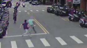 蔡男貪小便宜起邪念，順手牽羊後狼狽落跑，最終遭店員攔下。（圖／翻攝畫面）