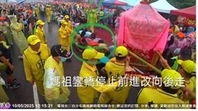 一名女子舉「大罷免大成宮」綠色旗幟，就在她準備跪地鑽轎底時，媽祖鑾轎避開信眾繞過人群離去，畫面在PTT與Threads掀起討論。（圖／翻攝自PTT）