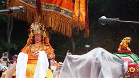 白沙屯媽祖進香活動進入尾聲，「換轎」回鑾信眾高喊「進喔」。（圖／翻攝白沙屯拱天宮臉書）