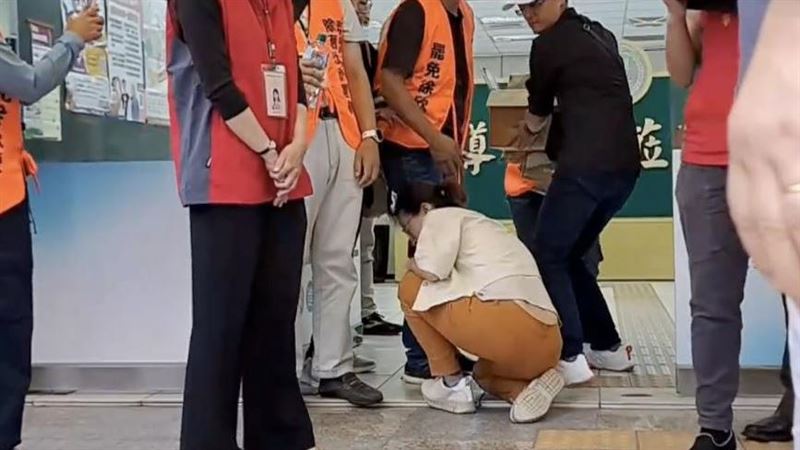 罷團志工「滑壘」壓線送件　感人畫面曝光