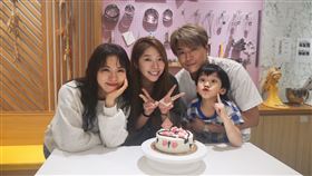 丁噹攜手Energy阿弟5歲兒合力完成母親節蛋糕，送給Mei邱馨葦當母親節禮物。（圖／相信音樂提供）