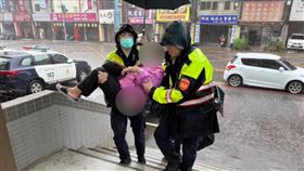 桃園婦下雨天路滑摔倒，員警霸氣「公主抱」回派出所避雨。（圖／翻攝畫面）