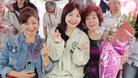 母親節前夕，吳沛憶持續持續走訪中正萬華各里，親手送上祝福的康乃馨。(圖/吳沛憶提供)