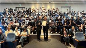 立法委員王世堅（右）蒞臨世新大學「通識講座」，由校長陳清河（左）代表致贈紀念品，與現場滿座師生合影留念。（圖／世新大學提供）