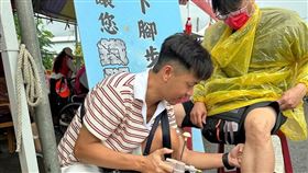 香蕉蹲地替香燈腳按摩小腿。（圖／翻攝自香蕉臉書）