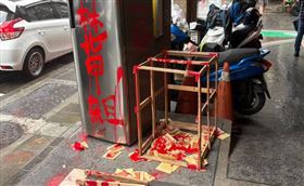 店家門前的恐怖景象，疑似因被鄰居惡意報復，讓行經路人看了都嚇呆。（圖／翻攝畫面）