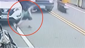 驚悚畫面曝！9歲童「暴衝闖馬路」遭撞飛
