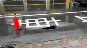 路面上出現詭異天坑，讓行經的駕駛都捏一把冷汗。（圖／翻攝自我是永和人臉書）