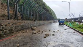 新北市石門區十八王公廟旁道路今天（11日）發生土石滑落意外，所幸未造成人員傷亡，警方已到場實施封路管制，並呼籲用路人提前改道。