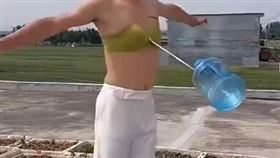 男模實測內衣掛水桶。（圖／翻攝自X）