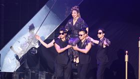 2025藍寶石大歌廳高流登場  王彩樺獻唱「2025真愛秀．藍寶石大歌廳」10日晚間在高雄流行音樂中心登場，藝人王彩樺（左2）登台演出，帶來招牌神曲「保庇」與蛇年賀歲曲「蛇出來了」等。（高雄流行音樂中心提供）中央社記者洪素津傳真  114年5月10日