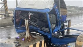 天雨路滑！彰化小貨車「失控自撞」被撞爛