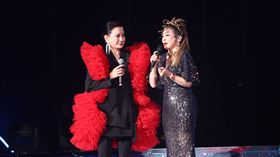 陳亞蘭和王彩樺一起合體AI豬哥亮，重現當年歌廳秀幽默談話場面。（圖／高雄流行音樂中心提供）