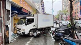 小貨車突然失控撞進店內，所幸並無人員因此傷亡。（圖／警方提供）