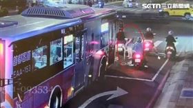 ▲新北馮女不滿司機亂放雨傘，竟直接站在公車前方。（圖／翻攝畫面）