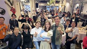 檢場、李翊君、王敏淳一家人同框。（圖／TVBS提供）