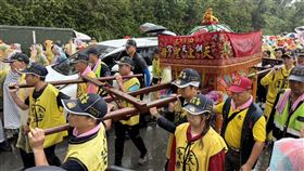 白沙屯媽祖回鑾  粉紅超跑換8人大轎（1）苗栗縣通霄鎮白沙屯拱天宮媽祖進香10天9夜路程11日進入尾聲，上午在台1線秋茂園對面空地進行換轎儀式，媽祖自「粉紅超跑」換乘8人大轎。中央社記者管瑞平攝  114年5月11日
