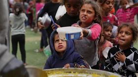 加薩遭以封鎖面臨斷糧，上萬兒童營養不良。（圖／達志／美聯社）