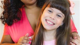 ▲米蓮娜的媽媽（左）在母親節發文訴說對孩子的想念。（圖／翻攝自IG @millenamboficial）