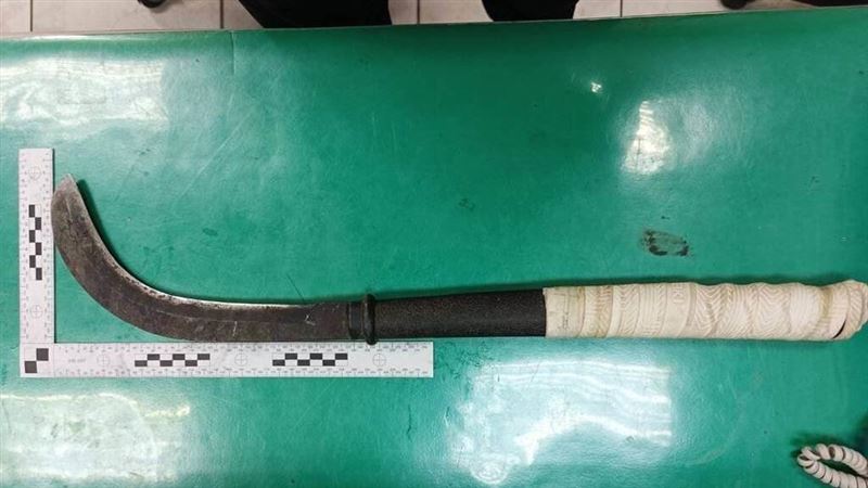 金門男用人民幣購物遭拒　狂揮鐮刀慘了