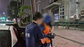 楊男在殯儀館持刀捅人後逃離現場，被警方循線逮捕。（圖／翻攝畫面）