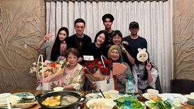 S媽母親節曬大合照發聲 具俊曄暴瘦惹心疼（圖／翻攝自黃春梅臉書）