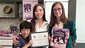 加拿大前台裔官員陳葦蓁出書 面對傷痛母親節前夕，前卑詩省台裔廳長陳葦蓁（中）帶著兒子出席新書發表會，分享曾遭遇性別暴力的心情，許多粉絲讚揚她是堅強的母親，也是為弱勢發聲的勇者。中央社記者程愛芬溫哥華攝  114年5月11日