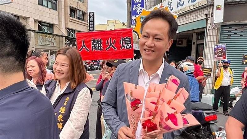 邱鎮軍在競選期間，屢屢抨擊曾玟學「雲豹駙馬」、「寄生上流」。（圖／翻攝自臉書）