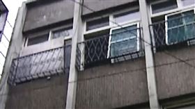 凶手在租屋處（圖）用木棍毆打死者，並以牛排刀朝死者猛刺。（翻攝東森新聞）