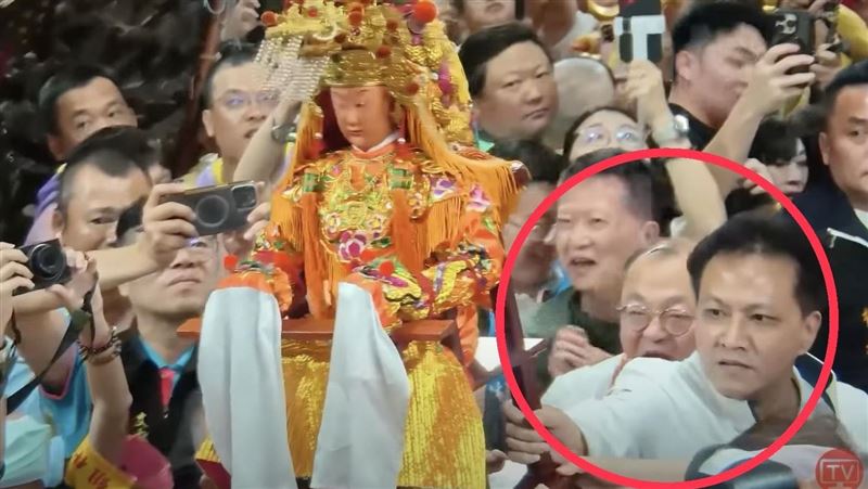 媽祖回鑾！藍委傳萬年香火猛拍香灰惹怒網
