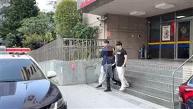 北市信義分局破獲詐騙集團案，逮捕幹部廖男移送法辦。（圖／翻攝畫面）