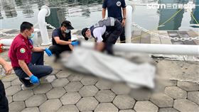 男子已明顯肢體僵硬，身份待查。（圖／翻攝畫面）