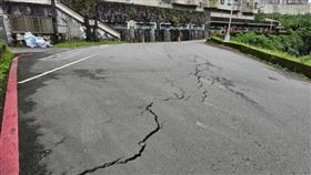 新北市汐止區伯爵街，道路出現大片裂痕。（圖／翻攝畫面）
