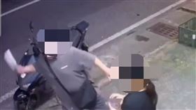 花蓮縣吉安鄉日前發生一起恐嚇案件，周姓男子的寵物犬疑似被林姓男子開車撞傷，周男酒後攜菜刀騎車至林男住處理論，且朝當時還帶著孩子的林妻作勢揮刀，警方獲報到場後，把周男依恐嚇、公共危險等罪嫌帶回偵辦。