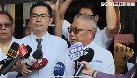 ▲藥師公會成員及律師，赴北檢告發衛福部部長邱泰源、中醫藥司司長蘇奕彰涉犯貪污圖利。（圖／記者楊佩琪攝）