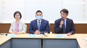 ▲白委黃國昌（右）、藍委吳宗憲（中）、藍委翁曉玲（左）召開「大法官想當民主太上皇，破壞國會自主太荒唐」記者會。